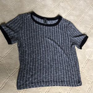 grey/black tee
